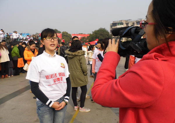 活动演讲人员——Beat365中国中文官方网站12级法学1班李曼婷同学接受采访